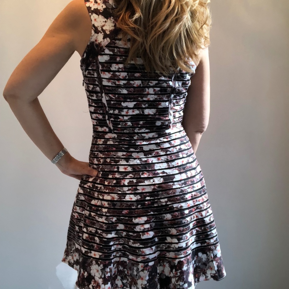 Dress - Picture 7 of 7